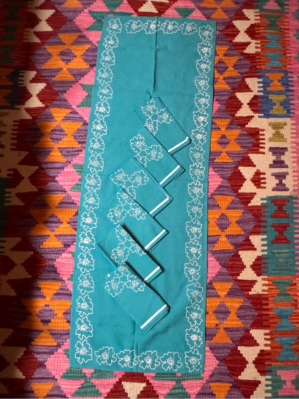 Vintage table runner with 6 napkins